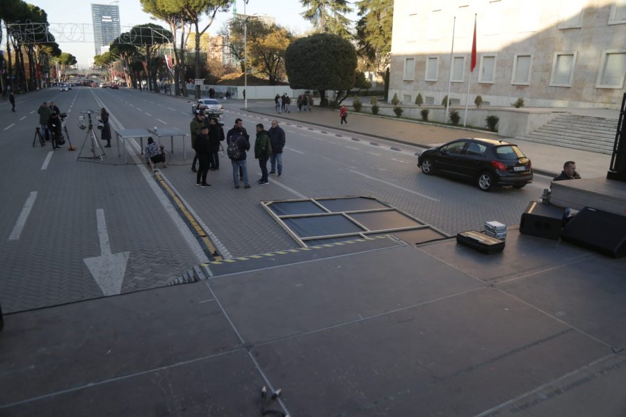 FOTO/Ja çfarë po ndodh te kryeministria pak para protestës madhështore