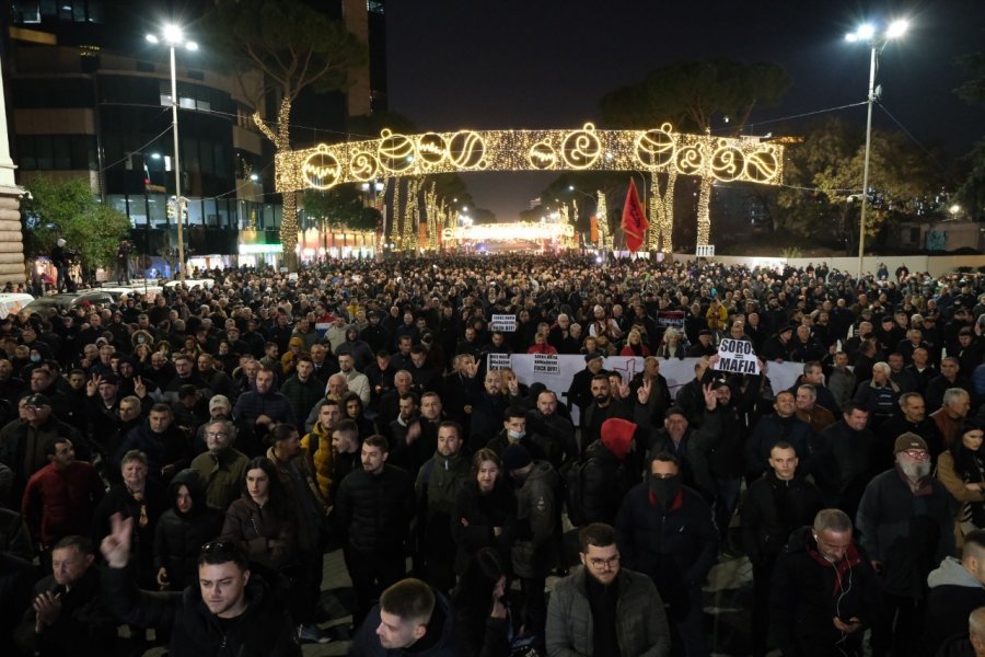 Policia e Tiranës shënjestron demokratët, nis ndëshkimi i protestuesve