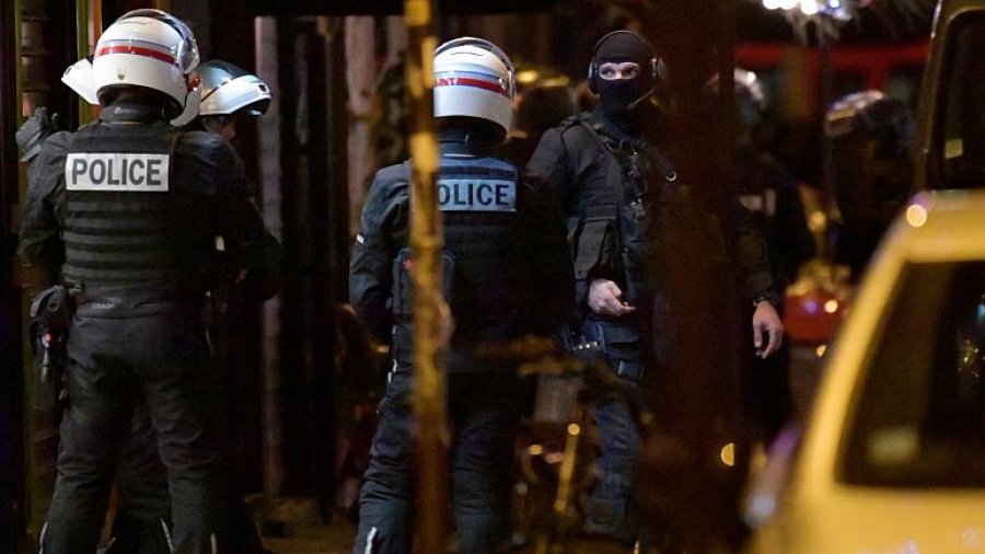 Paris, arrestohet burri që mori peng një grua në një dyqan gjatë natës