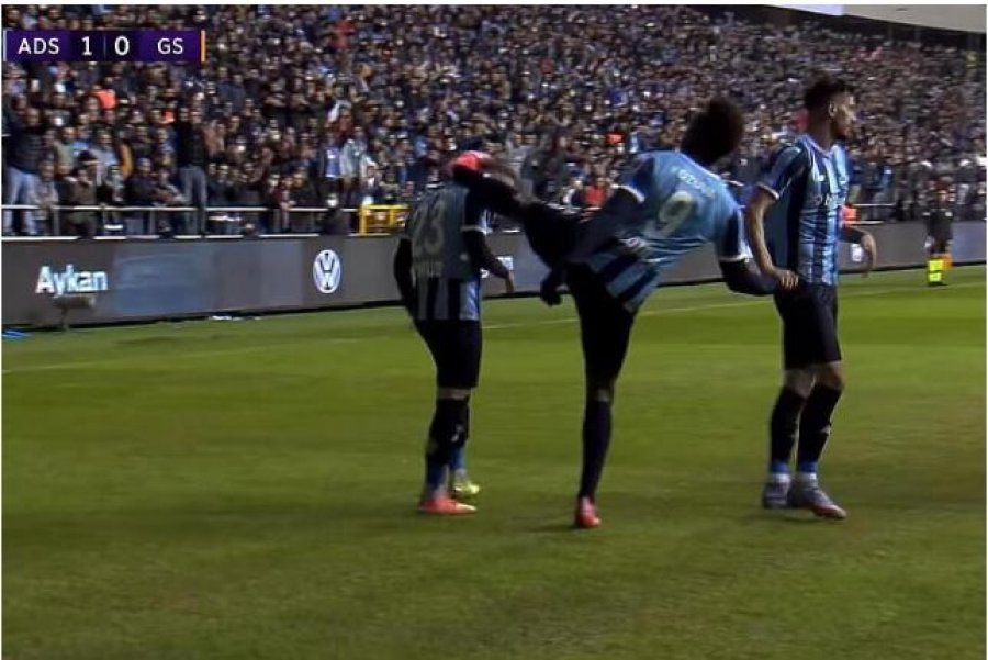 Po festonte golin, Balotelli e uron shokun e tij në mënyrë të dhimbshme: Një shkelm kokës...