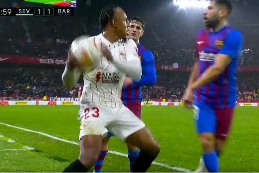 Kapiteni i Sevilla-s goditi qëllimisht Alaban me top në kokë, francezi u ndëshkua me karton të kuq