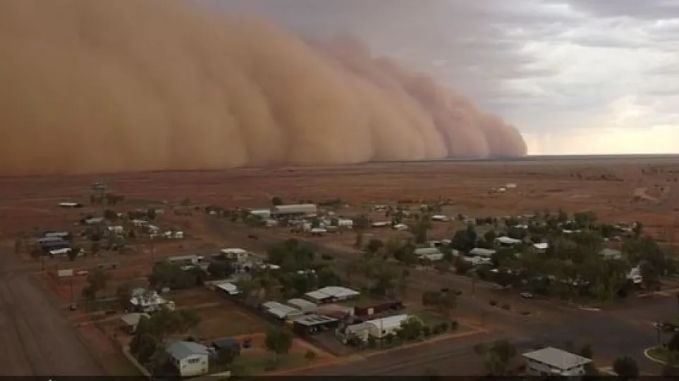 Video e pabesueshme nga Australia – Stuhia e madhe e rërës 'gëlltit' Queensland-in