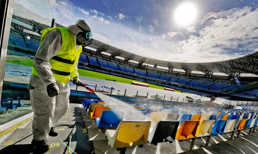 Kaos në Itali, Covid-19 detyron mbylljen e stadiumeve