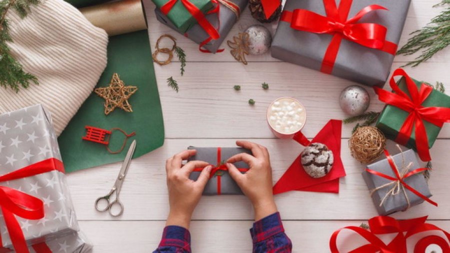  Një në 4 italianë nuk do të bëjë dhurata për Krishtlindje