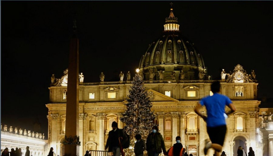 Papa Françesku: Vështroni përtej shkëlqimit të dritave dhe kujtohuni për të varfërit