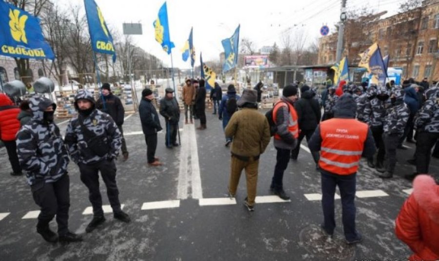 Tensione në Ukrainë, sulmohet me molotov konsullata ruse në Lviv