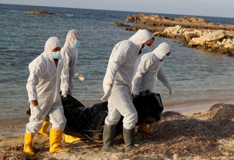 Të paktën 28 ​​trupa emigrantësh gjenden në bregun perëndimor të Libisë