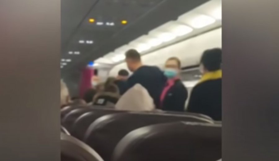 Panik në ajër/ Pasagjeri tenton të hapë derën e avionit, zbuloni arsyen e çuditshme (VIDEO)