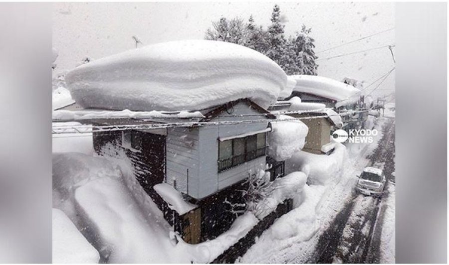 FOTO/ Japonia 'gjunjëzohet' nga bora, pamje të tilla nuk janë parë prej 100 vitesh