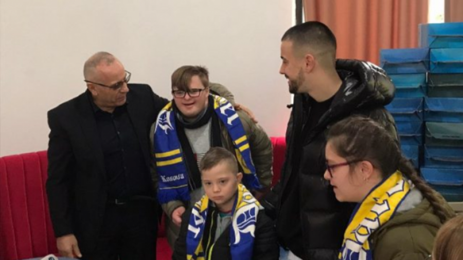 Ademi e Zhegrova shpërndajnë dhurata për fëmijët me Down Syndrome