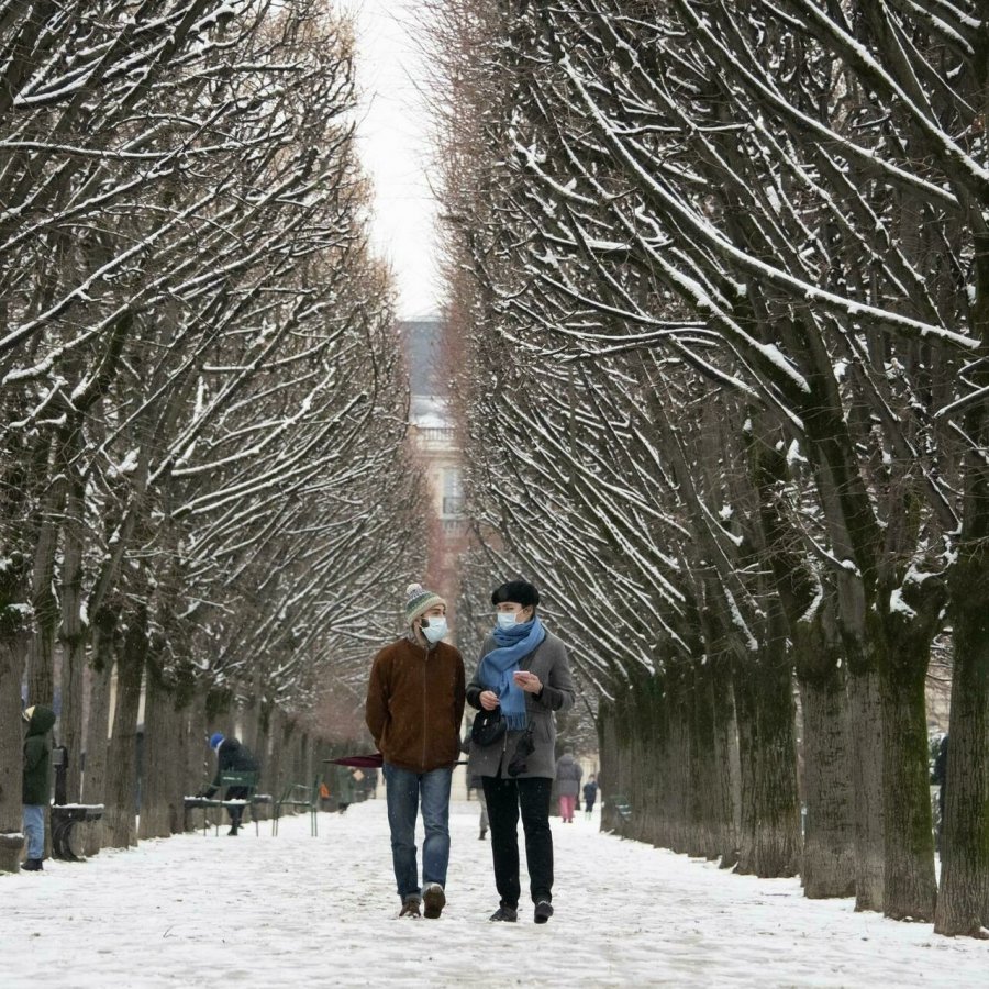 Paris, detyrim për mbajtjen e maskave edhe jashtë, pasi rastet e reja arritën në 200,000