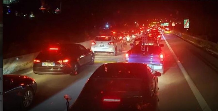 Bllokohet autostrada Tiranë-Elbasan, ka trafik të rënduar