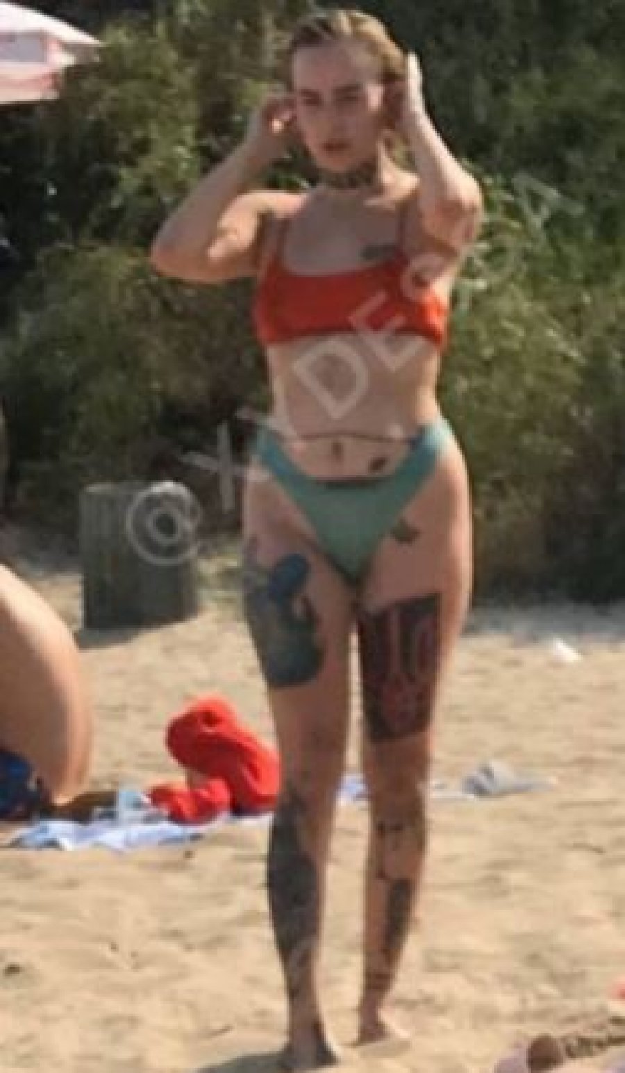 Девушка с татуировкой свастикой в Одессе на пляже