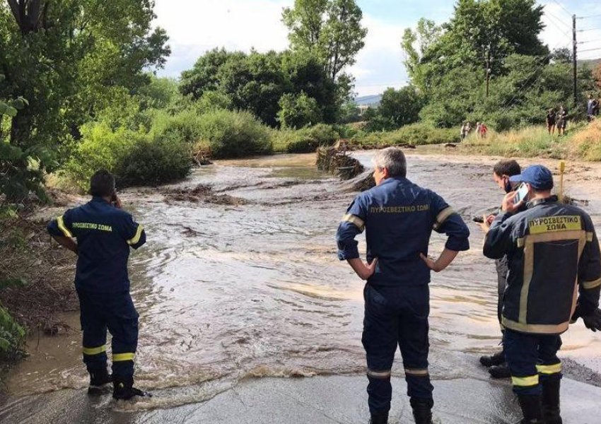 Selanik/ Automjeti u rrëmbye nga uji, një i vdekur nga moti i keq