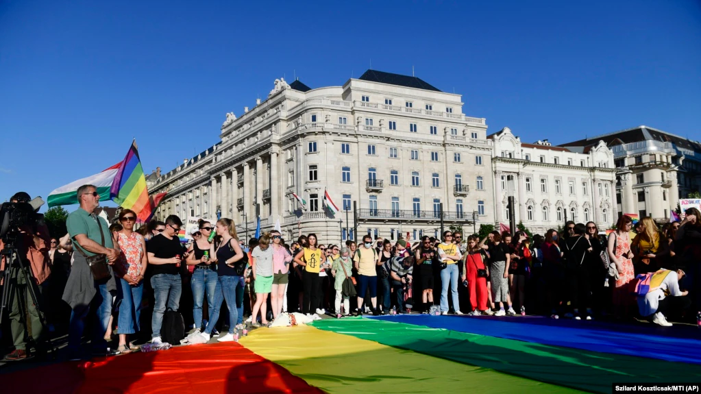 ‘Homoseksualiteti dhe ndërrimi i gjinisë’/ Hungaria miraton ligjin që ndalon përmbajtjen LGBT për të miturit