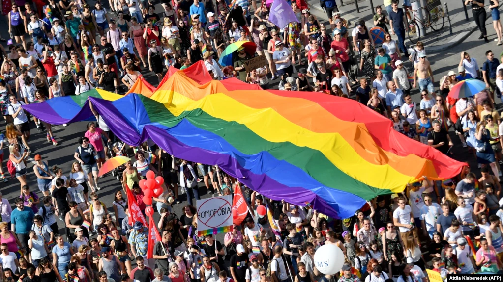 Orban përgatit për votim pr/ligjin kundër LGBT, hungarezët hidhen në protesta