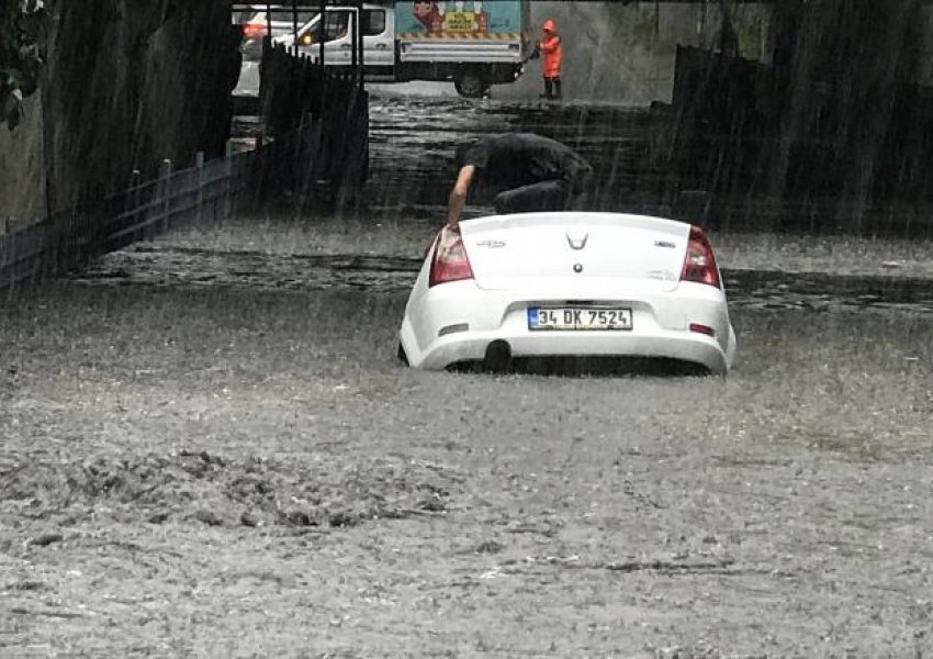 'Çmendet' moti në Turqi/ Stambolli ‘nën pushtetin’ e shiut