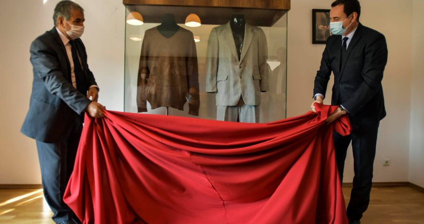 Për ditëlindjen e Ukshin Hotit, Albin Kurti vendos në muze xhemperin dhe kostumin e tij të preferuar