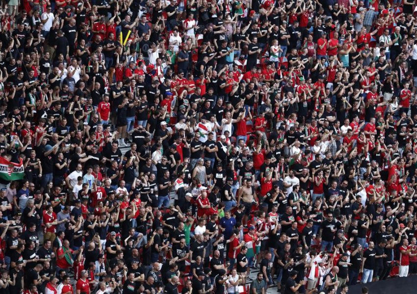 Kartat e vaksinimit të Hungarisë mbushin stadiumet dhe restorantet, por ngrenë dhe shqetësime