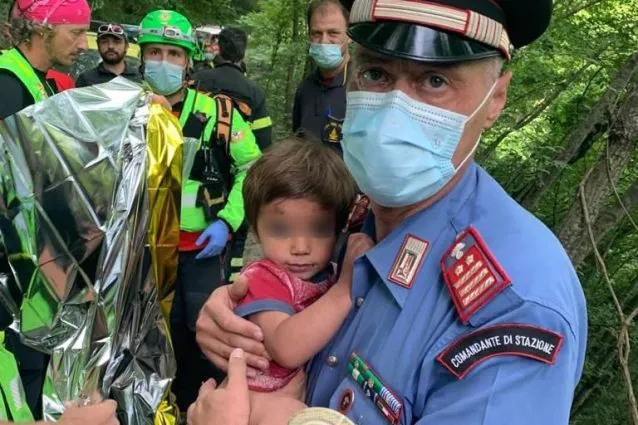 FOTO/ Gjendet i gjallë në një pjerrinë, vogëlushi italian i zhdukur në pyjet e Firences