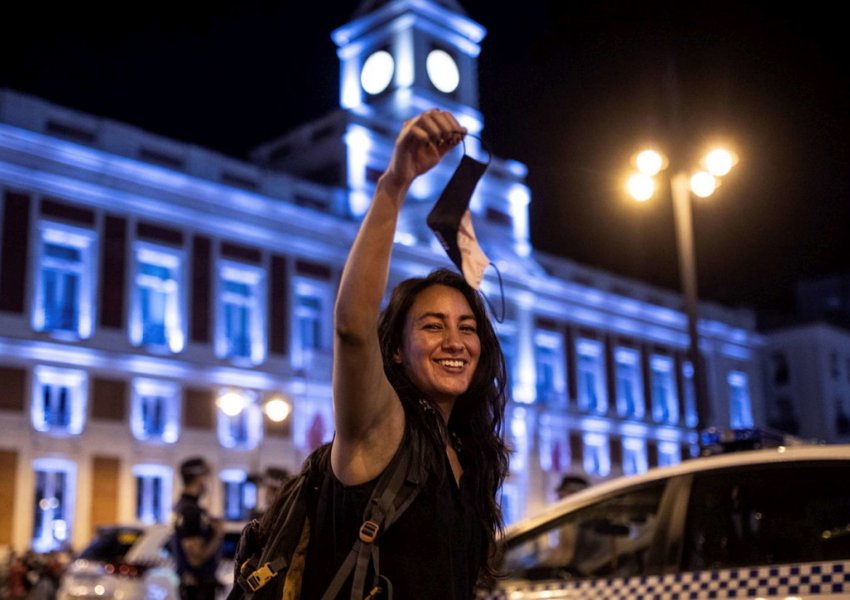 FOTO/ Spanjë në festë pas 401 ditësh, hiqet mbajtja e maskës në ambientet e jashtme