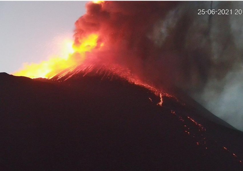 Etna shndërrohet në burim lave, ngrihen re tymi 5 km të larta