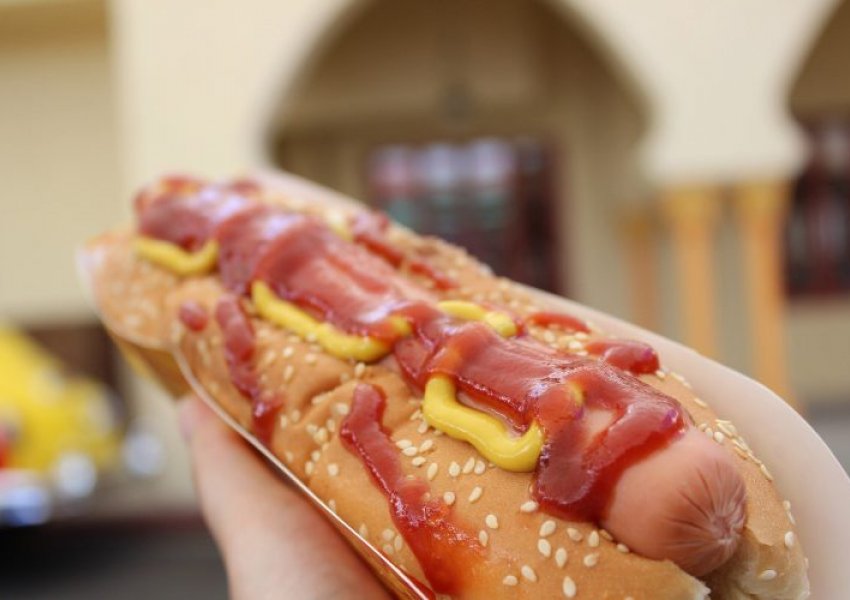 SHBA: Bleu dy hot dog, klienti lë bakshishin e majmë prej 16,000 dollarësh