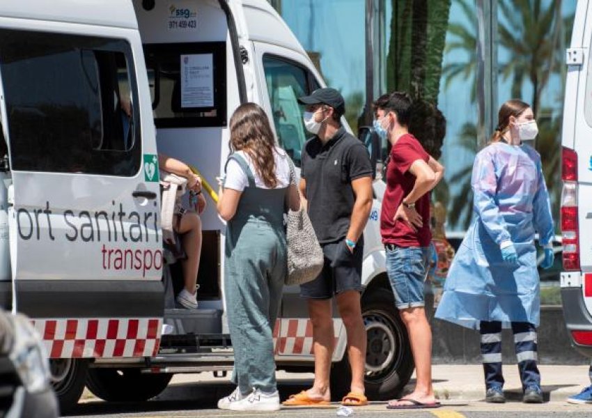 Spanjë, mbi 200 studentë të infektuar me koronavirus, qeveria i mbyll në hotele karantinë