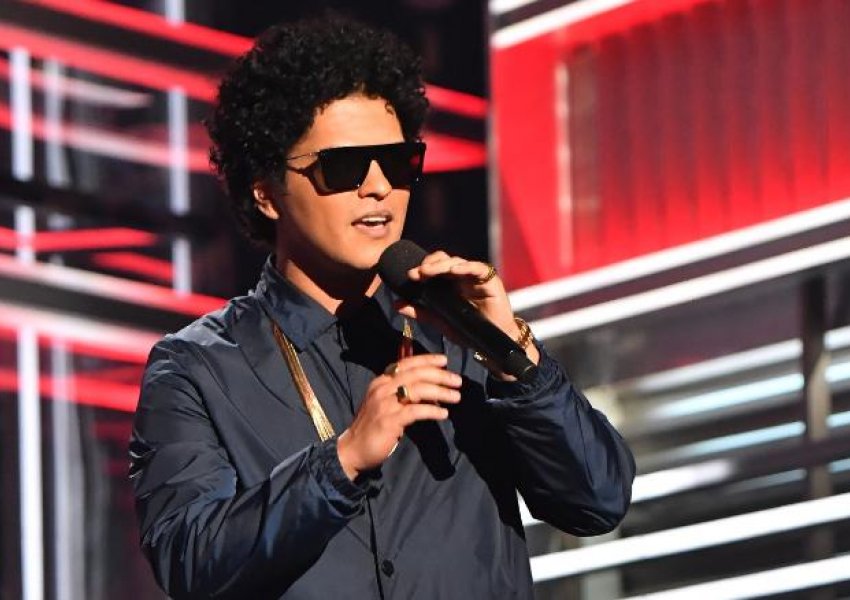 Bruno Mars i lutet Grammy që ta lejojnë të interpretojë: Do bëjmë aq teste COVID sa të jetë e nevojshme