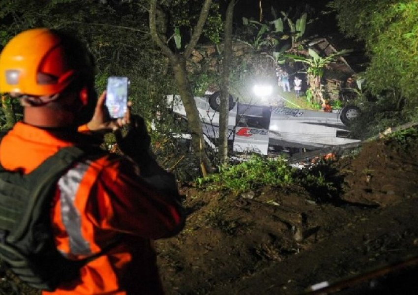 Autobusi që barte nxënës në Indonezi bie poshtë, 27 persona mbesin të vdekur