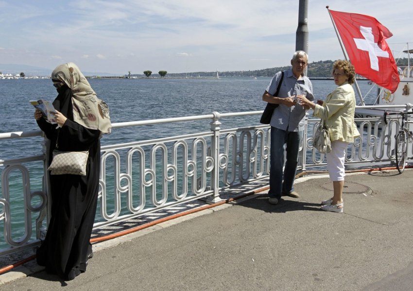 Milioneri zotohet të paguajë gjoba për gratë që veshin burka