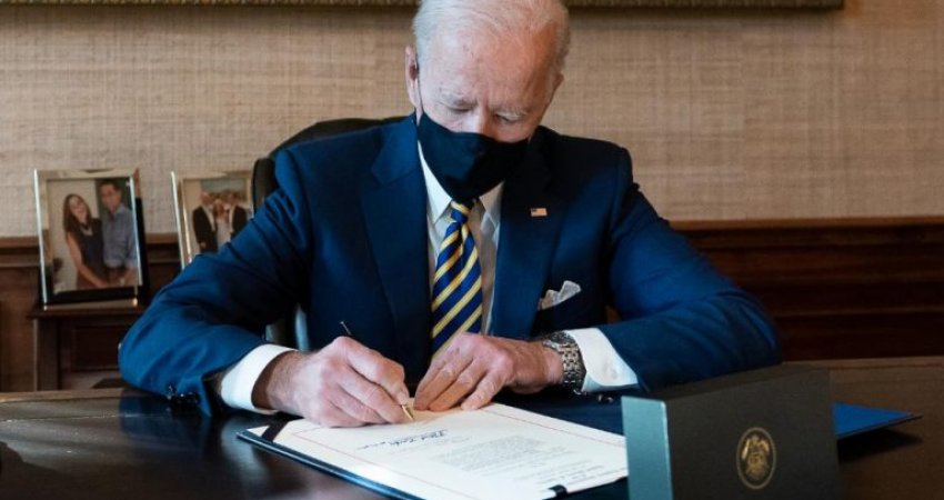 Presidenti Biden nënshkruan paketën stimuluese prej 1.9 trilionë dollarësh