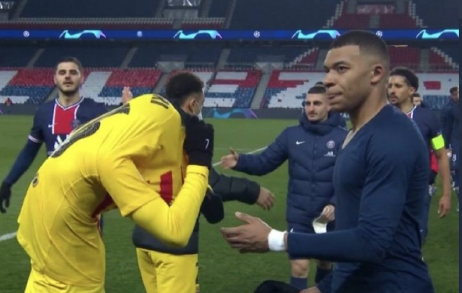 VIDEO/ Nuk është Leo Messi! Mbappe befason, ja me cilin lojtar shkëmben fanellën