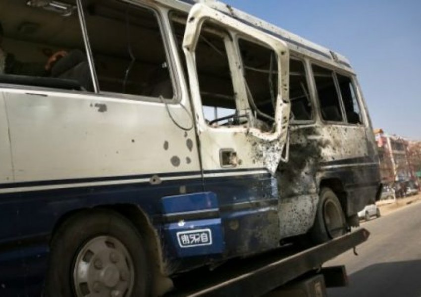 E rëndë në Afganistan, bomba shpërthen autobusin, ndërrojnë jetë 4 punonjës qeverie