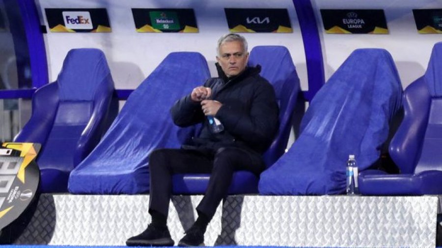 Habit me gjestin e tij/ Mourinho futet në dhomat e zhveshjes së ekipit kundërshtar dhe...