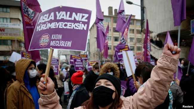 ‘Tërheqja nga Konventa që i mbron’, gratë në Turqi ngrihen në protestë