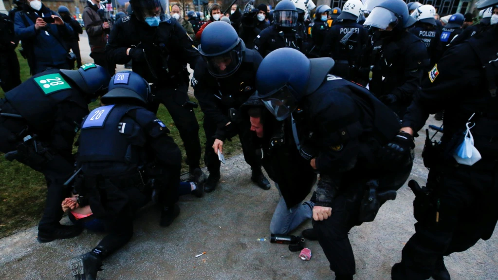 Masat anti-Covid/ Pas Londrës, edhe Gjermania përfshihet nga protestat e dhunshme kundër bllokimeve