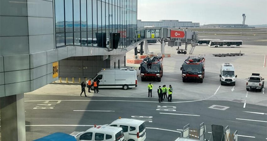 Alarm për bombë në dy avion, udhëtarët në panik 