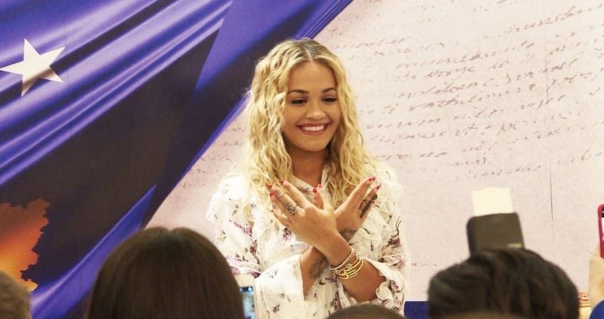 Rita Ora ka një mesazh në gjuhën shqipe për shqiptarët 