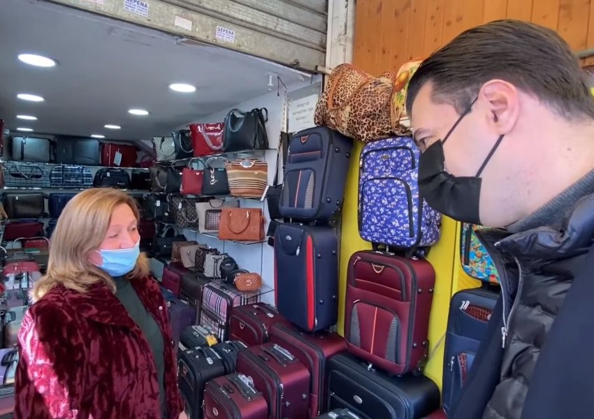 Basha në një dyqan valixhesh: Ato simbolizojnë largimin, por ne do të punojmë që njerëzit të kthehen prapë