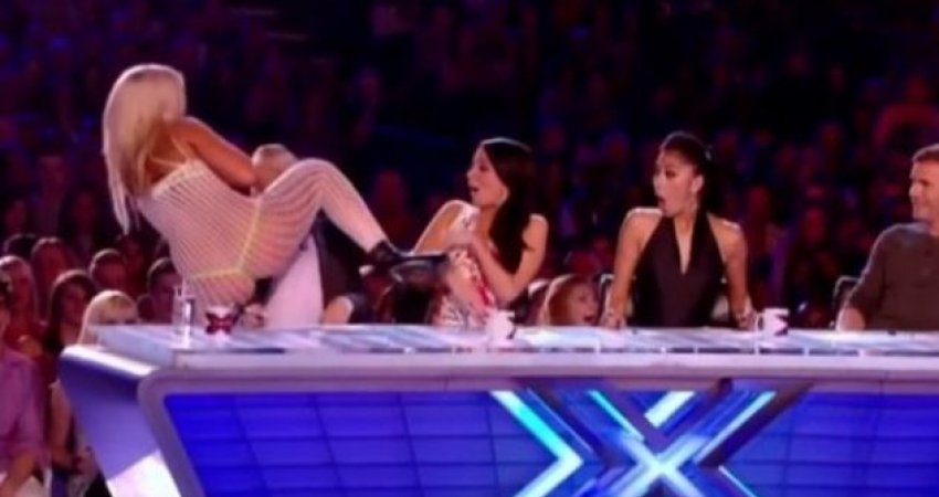 Çmendet konkurentja e X Factor, gjysmë nudo i sulet anëtarit të jurisë (VIDEO)