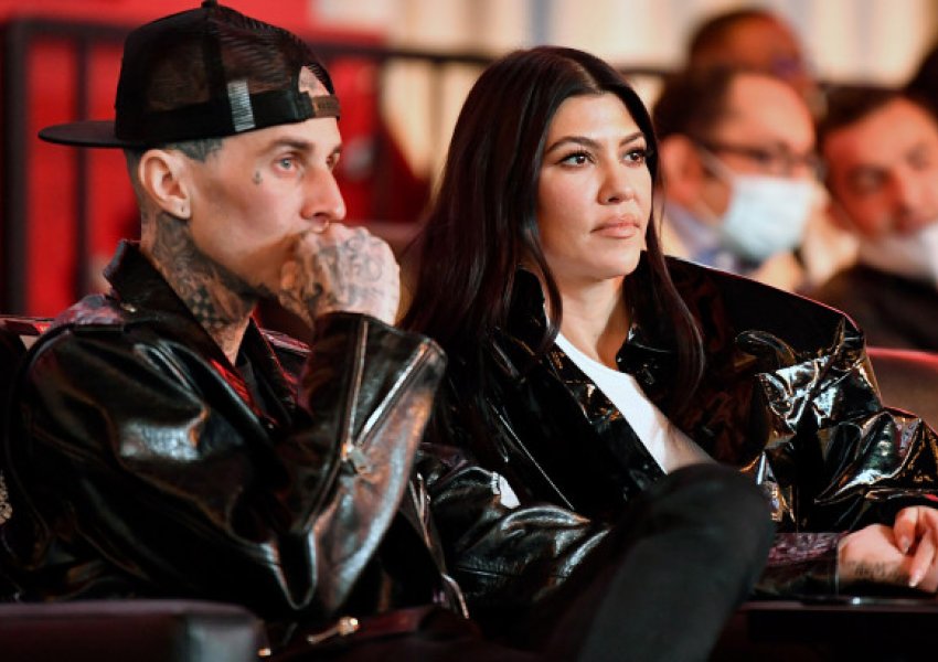 Kourtney Kardashian dhe i dashuri Travis Barker nuk i lëshojnë duart as në daljet publike 