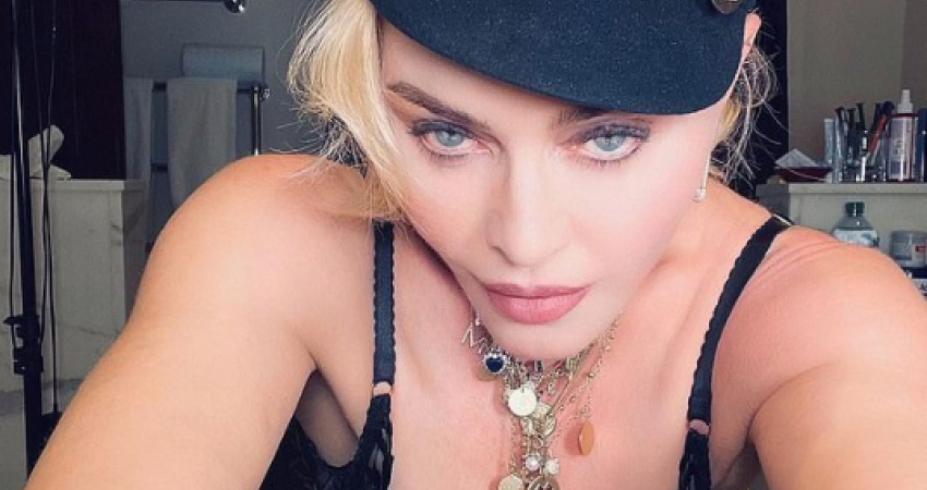Madonna 'djeg' rrjetin, pozon me të brendshme 