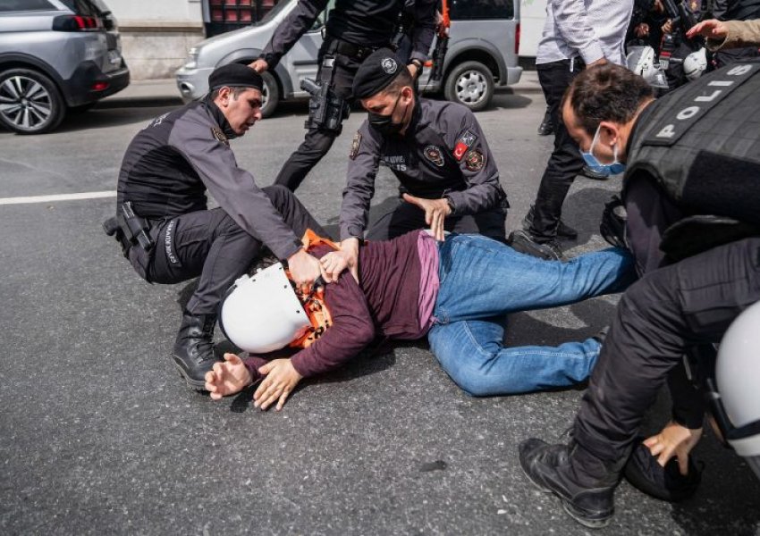 Kaos në Turqi, përplasje e ashpër midis policisë dhe protestuesve