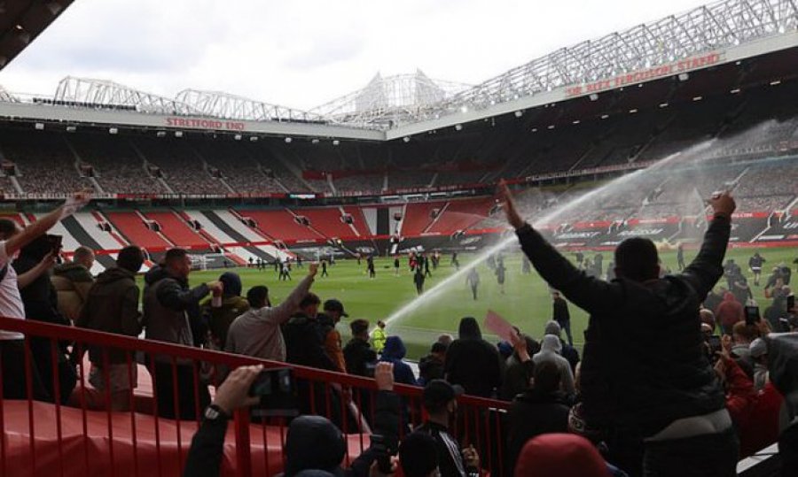 VIDEO/ Tifozët e Manchester United 'pushtojnë' Old Trafford para ndeshjes me Liverpool, ja arsyeja e protestës