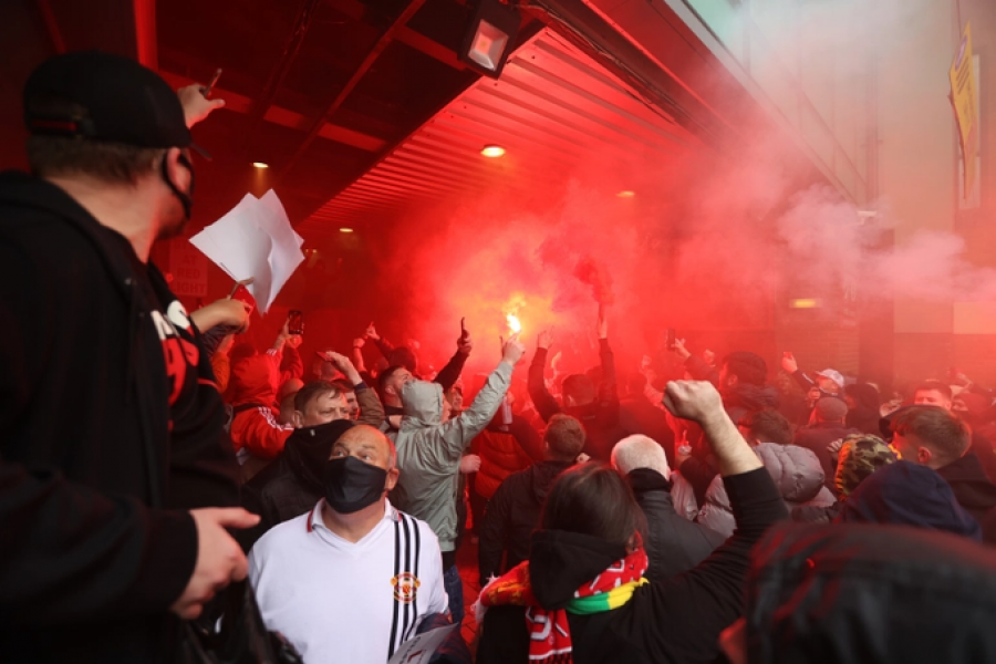 Manchester United - Liverpool/ Tifozët pushtojnë Old Trafford, shtyhet derbi i Anglisë