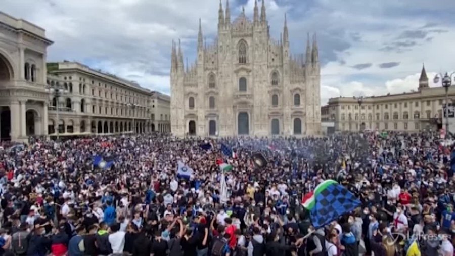 FOTO+VIDEO/ Flamuj dhe flakadanë, festë e çmendur e tifozëve të Interit në 'Piazza del Duomo'