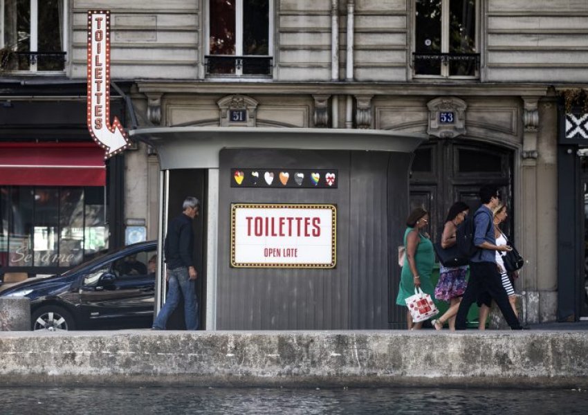 Në Paris, radhë para tualeteve publike për shkak të kafeneve të mbyllura