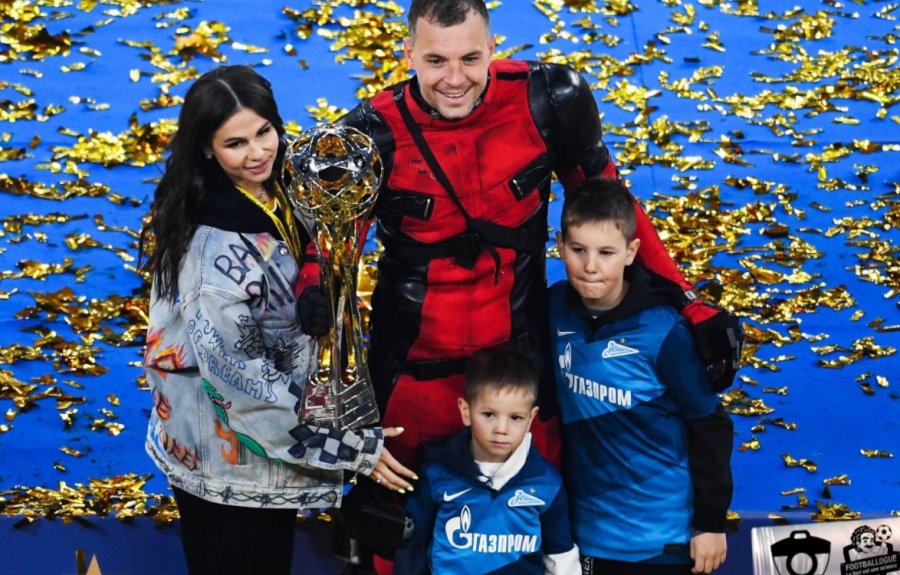 Na habiti të gjithëve/ Mori titullin kampion, Dzyuba merr trofeun i veshur si superhero