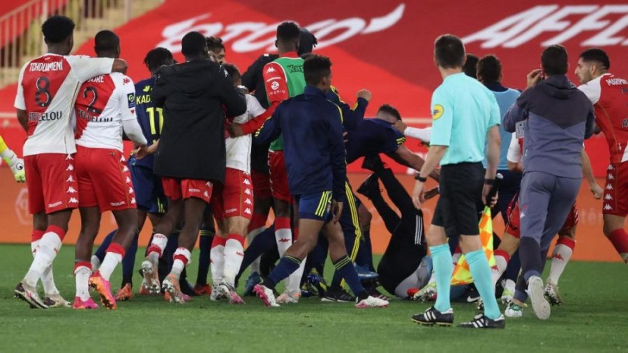 Ndeshja Lyon-Monaco kthehet në arenë boksi, jepen 5 kartonë të kuq nga arbitri